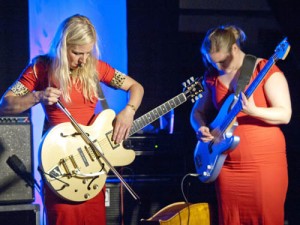 Hedvig Mollestad Thomassen og Ellen Brekken under Ungjazz i Ålesund i 2011 (foto: Terje Mosnes)