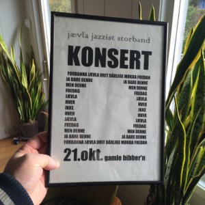 Martin Horntvedt viser fram den aller første konsertplakaten (foto: privat)