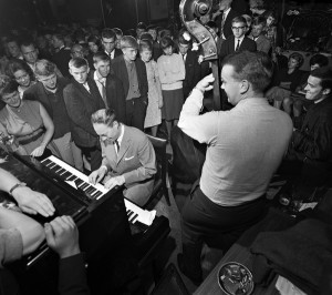 Bengt Hallberg, Erik Amundsen og Ole Jacob Hansen spiller på Jazzcenteret Metropol i Oslo (1963).  Fotograf: Per Rønnevig / eier av bildene: Nasjonalbiblioteket