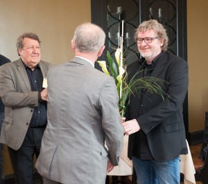 Stortingspresident Eiki Nestor gratulerer Jan Granlie. I bakgrunnen Sverre Lunde fra UDs kulturseksjon. (foto Erik Peinar)