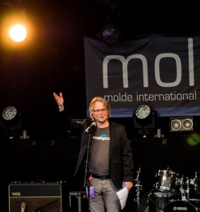 En optimistisk festivalsjef Hans-Olav Solli under åpningstalen mandag, før skyene bokstavelig talt samlet seg over Moldejazz.