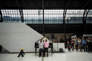 Isabel Sandersen, 14 år og Christina Johansson, 13 år fra “Musikk på Majorstuen” spiller på parkert piano i Østbanehallen i Oslo ( (foto: Lars Erlend Tubaas Øymo) Foto Lars Erlend Tubaas Øymo