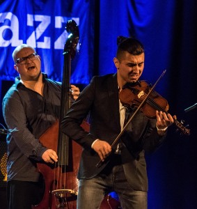 Tett samspill: Den polske fiolinisten Adam Baldych og Helge Lien Trios Frode Berg. (Foto: Terje Mosnes)