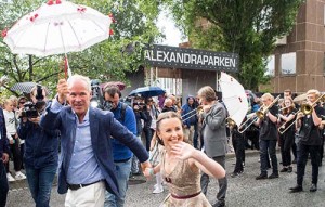 Svingte seg i paraden: Festivalåpner Jan Tore Sanner og danser Jeanett Holsbøvåg. (foto: Terje Mosnes)