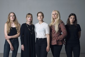 På bilete: Ida Løvli Hidle, Stina Moltu Marklund, Ina Sagstuen, Susanna, Natali A. Garner (pressefoto: Anne Valeur)