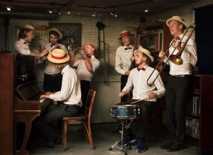 Swing'it Dixieband omtales som Norges hippeste og fresheste gla'jazzband som  klarer kunststykke å underholde unge såvel som gamle med sjarm, spilleglede og entusiasme. De kan oppleves lørdag kl 19.00 i Tamburkjelleren. (pressefoto) 