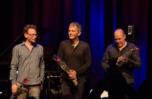 FOTOFORBUD: Brad Mehldau Trio praktiserer fotoforbud under konsertene, men jazzinorge.no dristet seg til å dra opp kameraet under sluttapplausen. Da var ekstranummeret allerede unnagjort. (foto: Terje Mosnes)