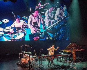 Jacob Collier – et begeistrende musikalsk fenomen i høyteknolgisk skrud. (foto: Terje Mosnes)