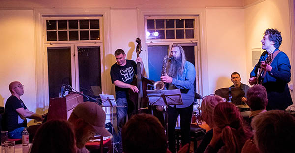 Med den polsk/norske Forever Young-kvintetten hos Nesodden Jazzklubb på Hellviktangen.  Foto: Terje Mosnes