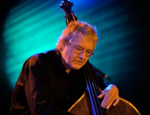 Arild Andersen spiller solo på Tynset Jazzklubb, og med sekstett på Urijazz i Tønsberg (pressefoto)