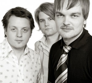 In the country anno 2005, i forbindelse med slipp av debutalbumet. Fra venstre: Roger Arntzen (bass), Pål Hausken (trommer og Morten Qvenild (piano).