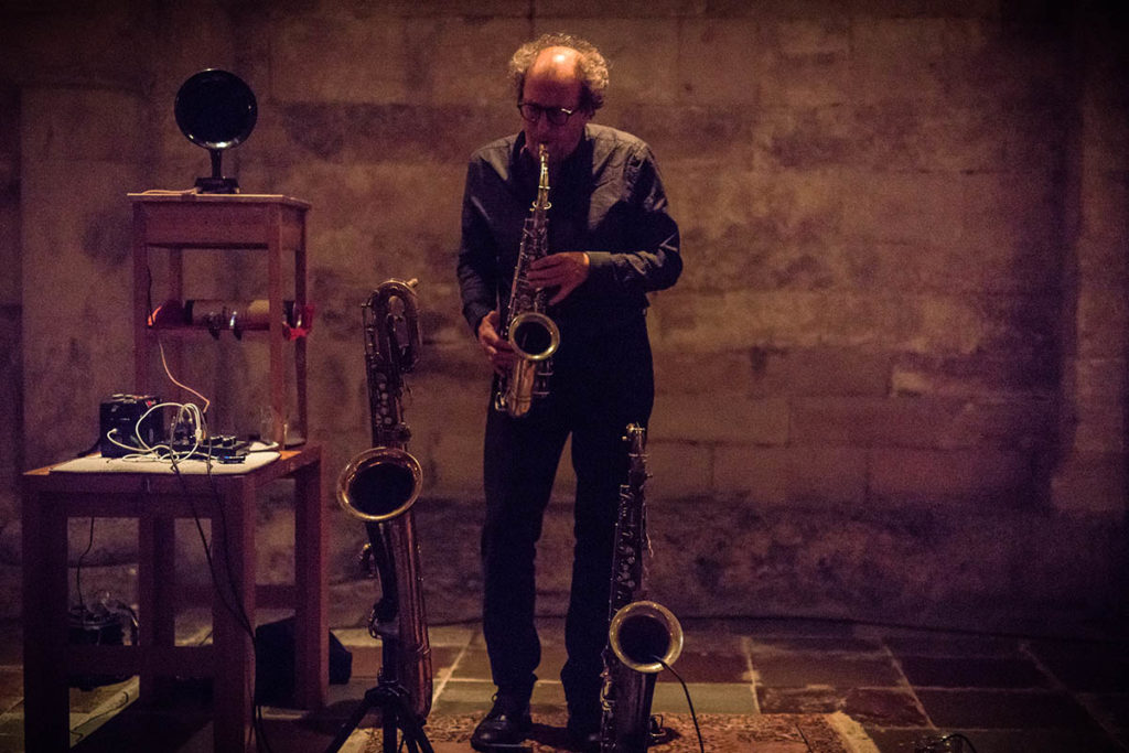 Den svenske saksofonisten Martin Kücher skal både samtale og spille på Kunstnernes Hus lørdag. (pressefoto: Christer Männikus) 