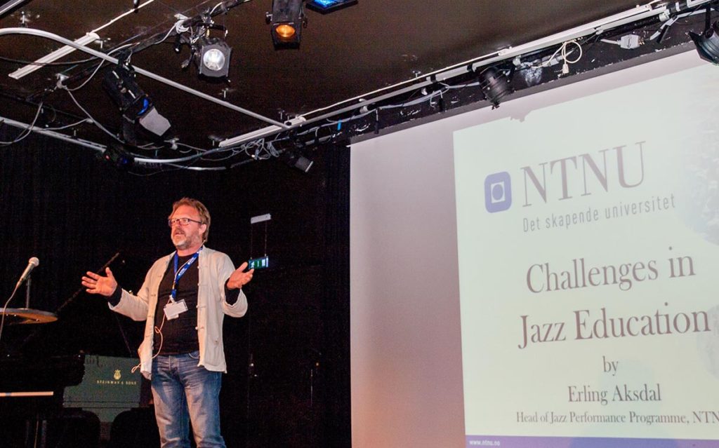 FORELESER: Erling Aksdal i kjent stil under jazzkonferansen Jazz Summit i Trondheim 2012. Foto: Terje Mosnes
