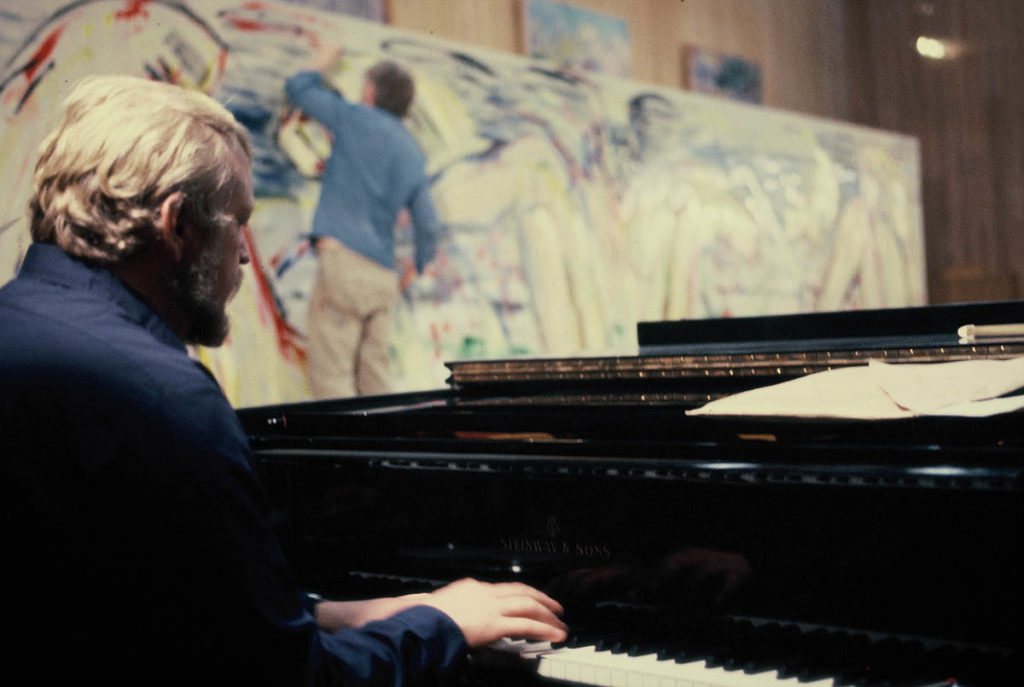 Egil Kapstad improviserer ved klaveret mens Svend Wiig Hansen gjør det samme ved lerretet. Hvor jazz kan det bli?