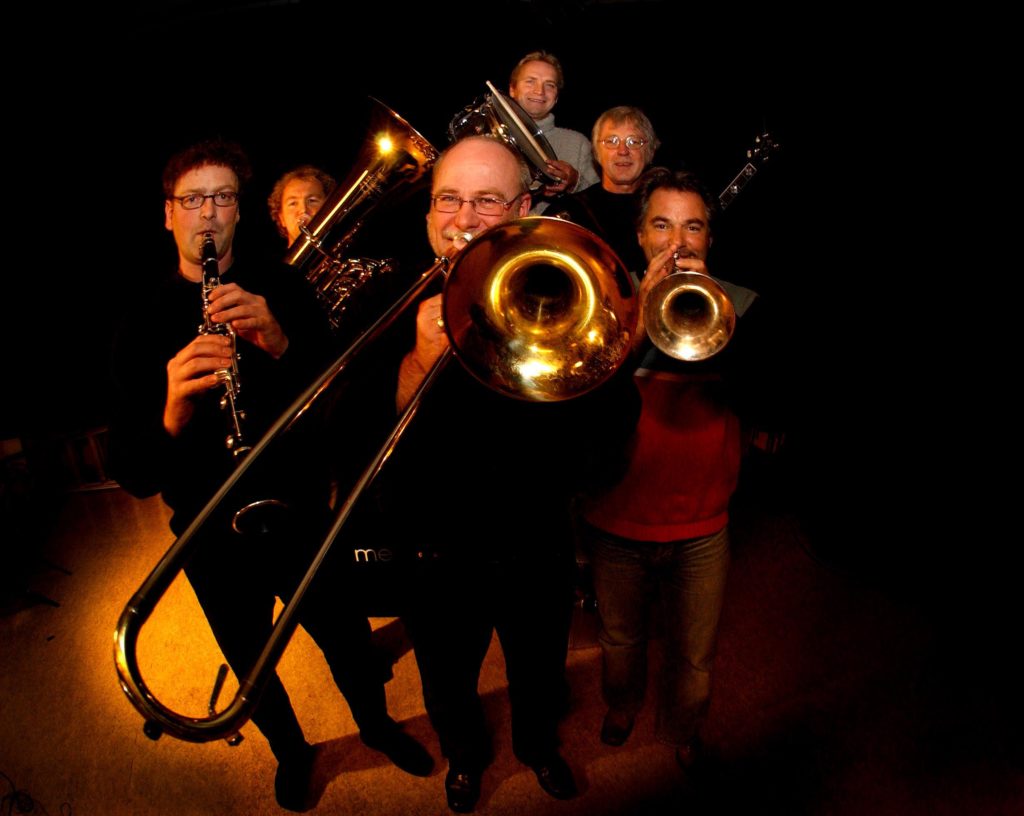 Røshnes Jazz Band 25 år.
Jørn Johannessen (foran) og Knut Rømo (bak fra venstre), Hans Magne Enge Hansen, Knut Georg Stenersen, Johnnie Harper og Geir Ellefsen,