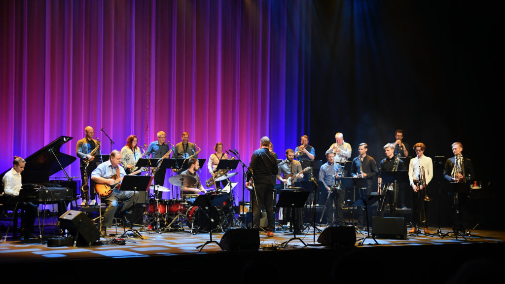 Ervik storband og dirigent Jon Sjøen spilte sammen med musikere fra Oslo jazzensemble i Harstad kulturhus 13.sep 2020. Foto: Jan Henry Storhaug 
