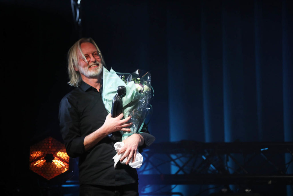 Eivind Aarset mottar Buddy-prisen før konserten på Parkteatret i Oslo. Foto: Nabeeh Samaan