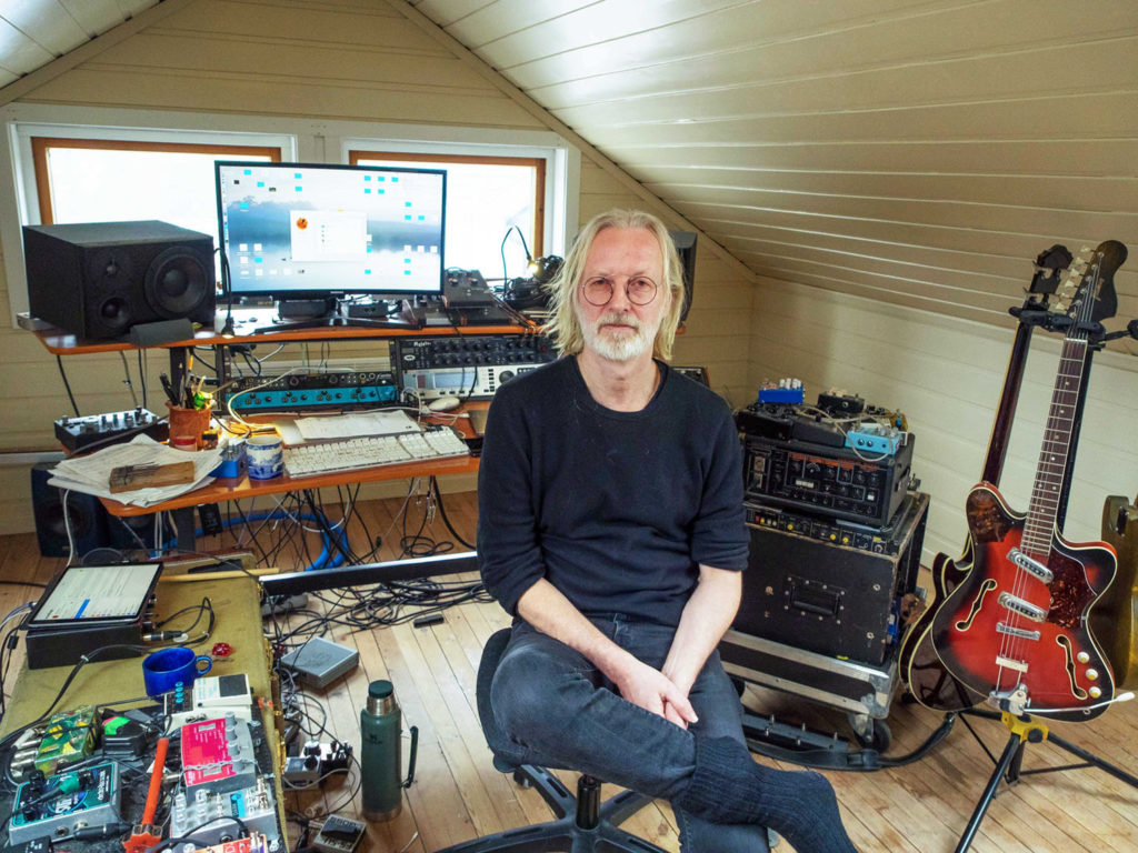 HJEMME: Eivind Aarset har studio over garasjen, og sverger til «fast arbeidstid» når han er hjemme. To eller tre økter hver dag er oppskriften, mellom måltider og tur med hunden. Foto: Terje Mosnes  