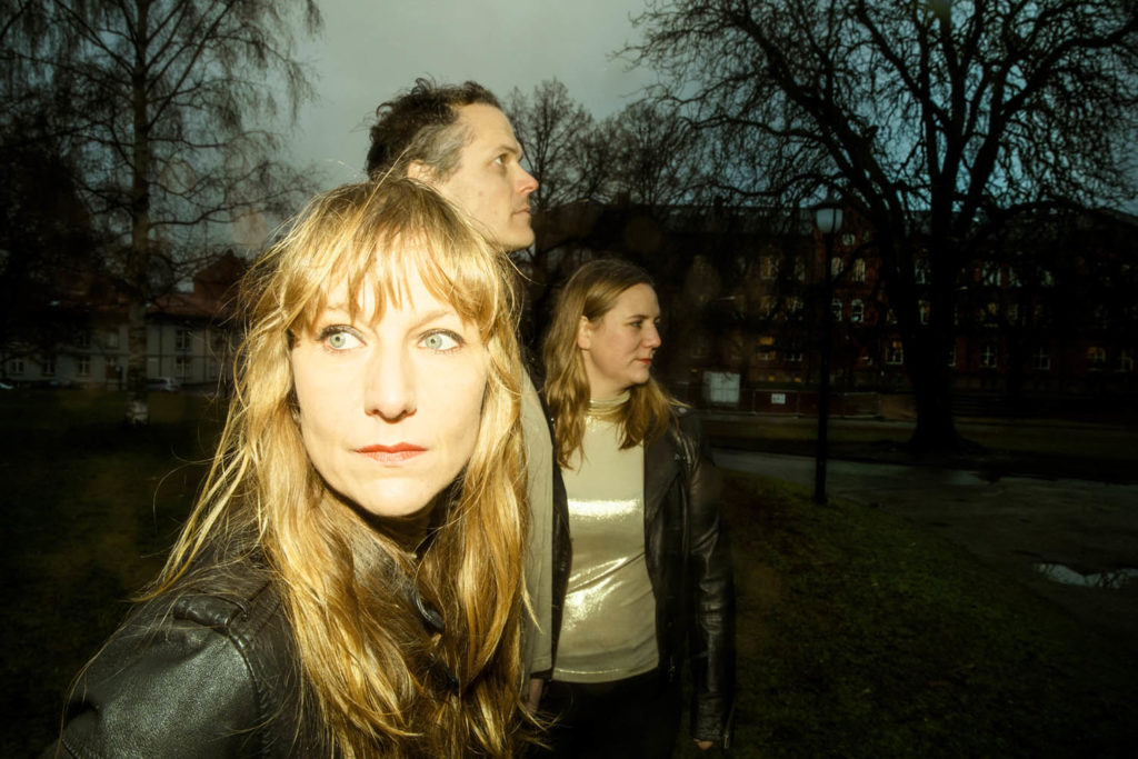 Hedvig Mollestad Trio, med gitarist Mollestad, trommeslager Ivar Loe Bjørnstad og bassist Ellen Brekken, spiller på Nesodden Jazzfestival søndag 5. juni. Foto: Julia Marie Naglestad