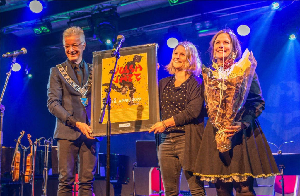 Politikar Jon Askeland og festivalleiar Trude Storheim delte ut Vossa Jazz-prisen 2022 til Irene Tillung. Foto: Vossa Jazz/Olav Aga 