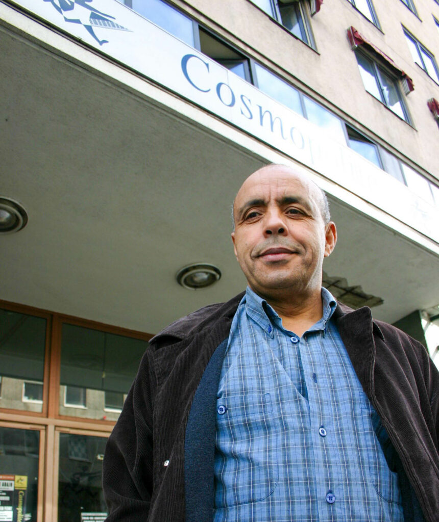 Mr. COSMOPOLITE: Miloud Guiderk foran Cosmopolite i 2004, etter hvert den første Nasjonale jazzscene i ordinær drift. Foto: Terje Mosnes.