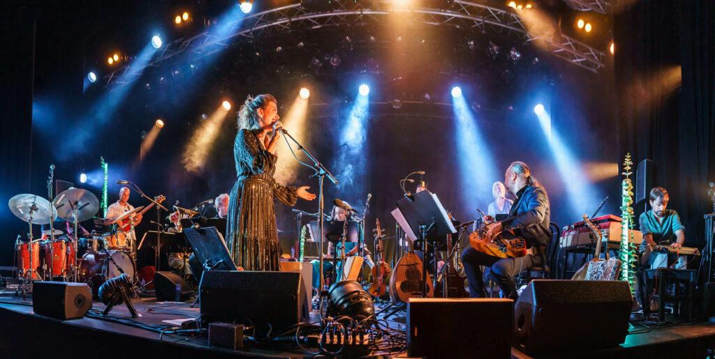 Trondheim Jazzorkester og Marianna Sangita under stipendiatkonserten på Moldejazz i 2022. Foto: Thor Egil Leirtrø/Moldejazz