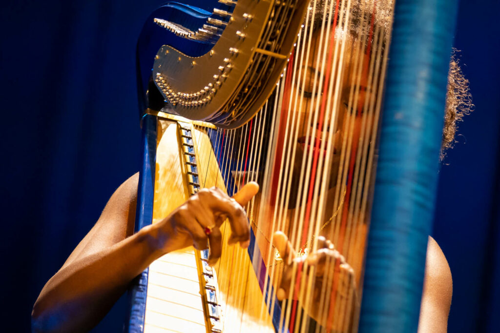 Brandee Younger er en av de store stjernene på årets Oslojazz og representerte harpa med karisma, groove og overskudd på onsdag. Foto: Matija Puzar/Oslo Jazzfestival
