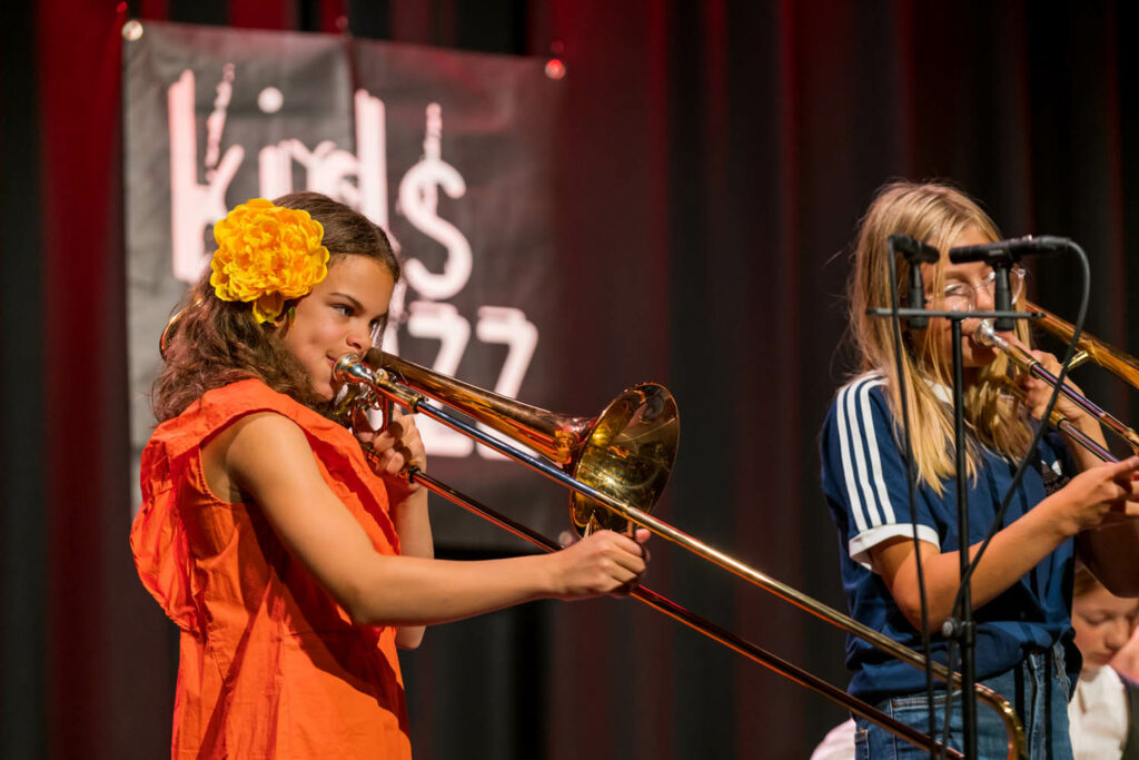 Trombonist Miriam Jiménez Franke under avslutningskonserten av Kids in Jazz 2021. Foto: Karstein Grønnesby