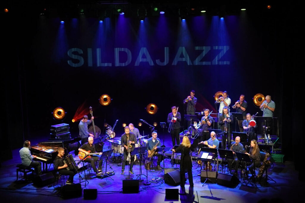 Maria Schneider og Oslo Jazzensemble under Sildajazz i 2022. Foto:  Tommy Neverdal