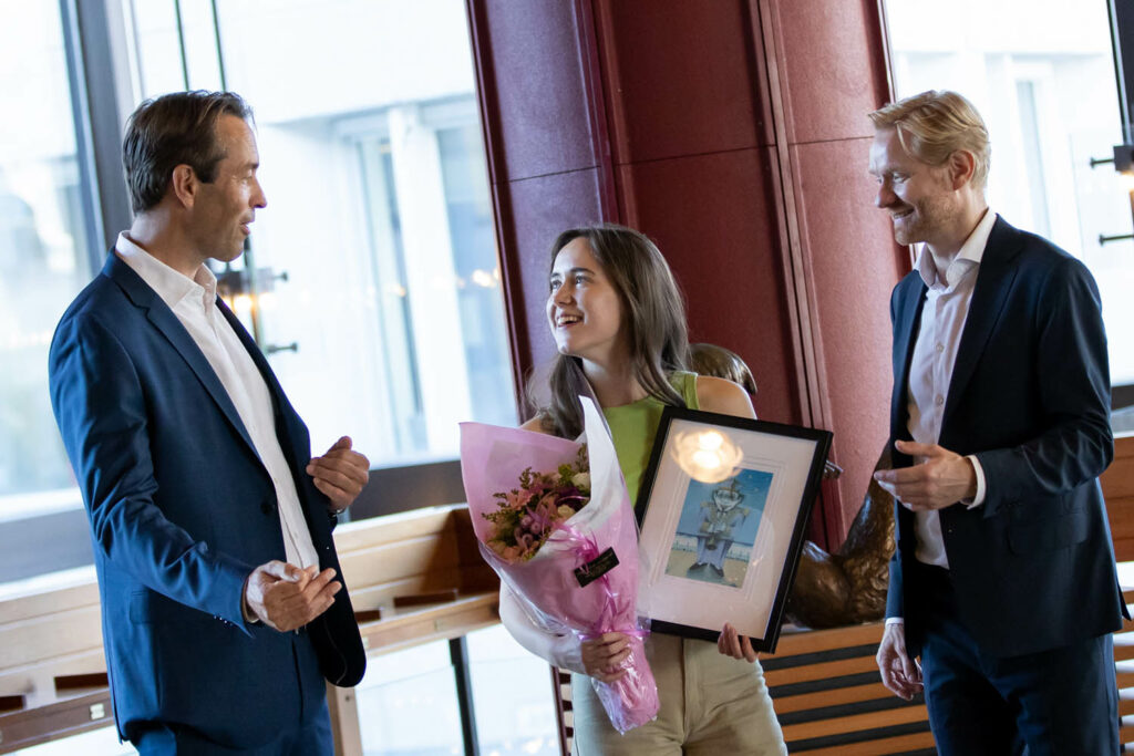 Prisvinner Kristina Fransson sammen med Usbls administrerende direktør Johan Bruun (til venstre) og festivalsjef Øyvind Larsen. Foto: Matija Puzar/Oslo Jazzfestival