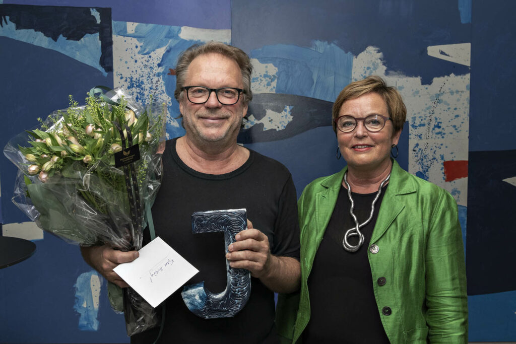 Styreleder Ingrid Brattset var i Trondheim og overrasket Erling Aksdal med Norsk jazzforums aller første Hederspris. Foto: Arne Hauge