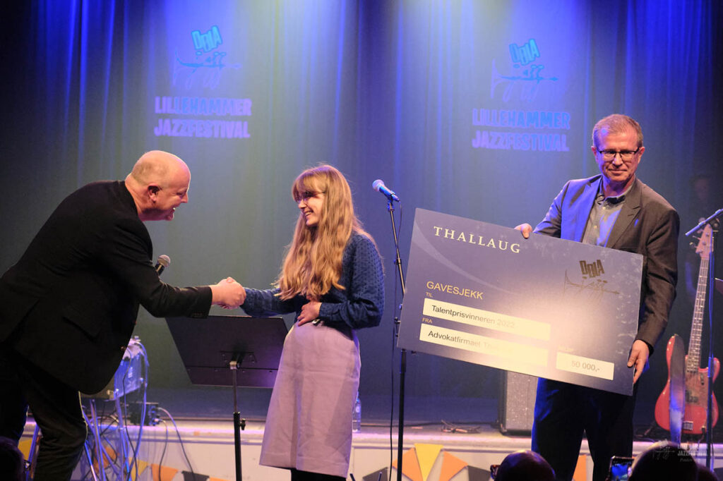 Dølajazz' talentpris ble delt ut av advokatfirmaet Thallaug, festivalens nye talentprissponsor. Foto: Bjørn Tore Paulen/Dølajazz