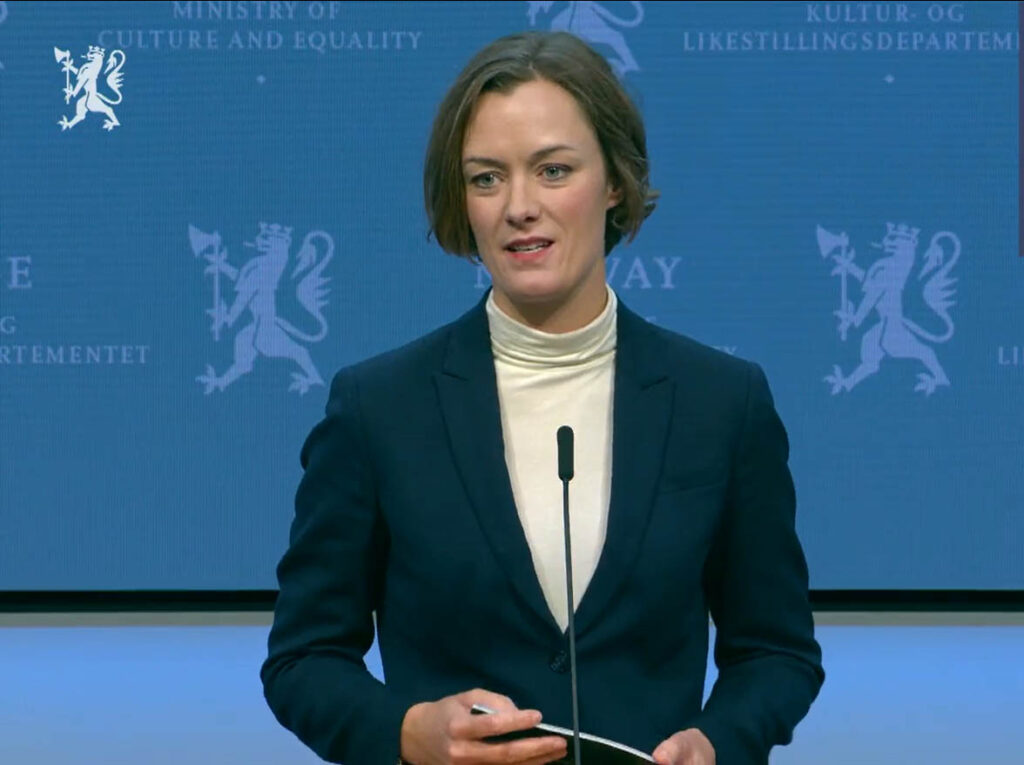Kultur- og likestillingsminister Anette Trettebergstuen under dagens pressekonferanse (skjermdump). 