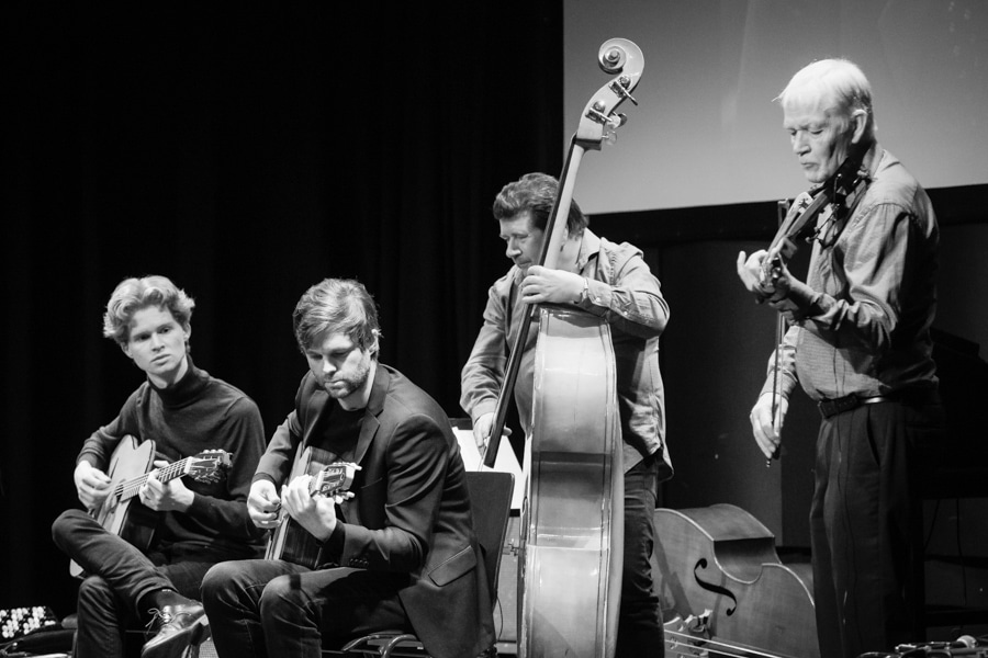 Hot Club de Norvège på Cosmopolite 2020. Fra venstre: Ola Erlien (gitar), Gildas Le Pape (gitar), Svein Aarbostad (kontrabass), Finn Hauge (fiolin). I tillegg kommer klarinettisten og saksofonisten Adrian Cox. Foto: Cosmopolite
