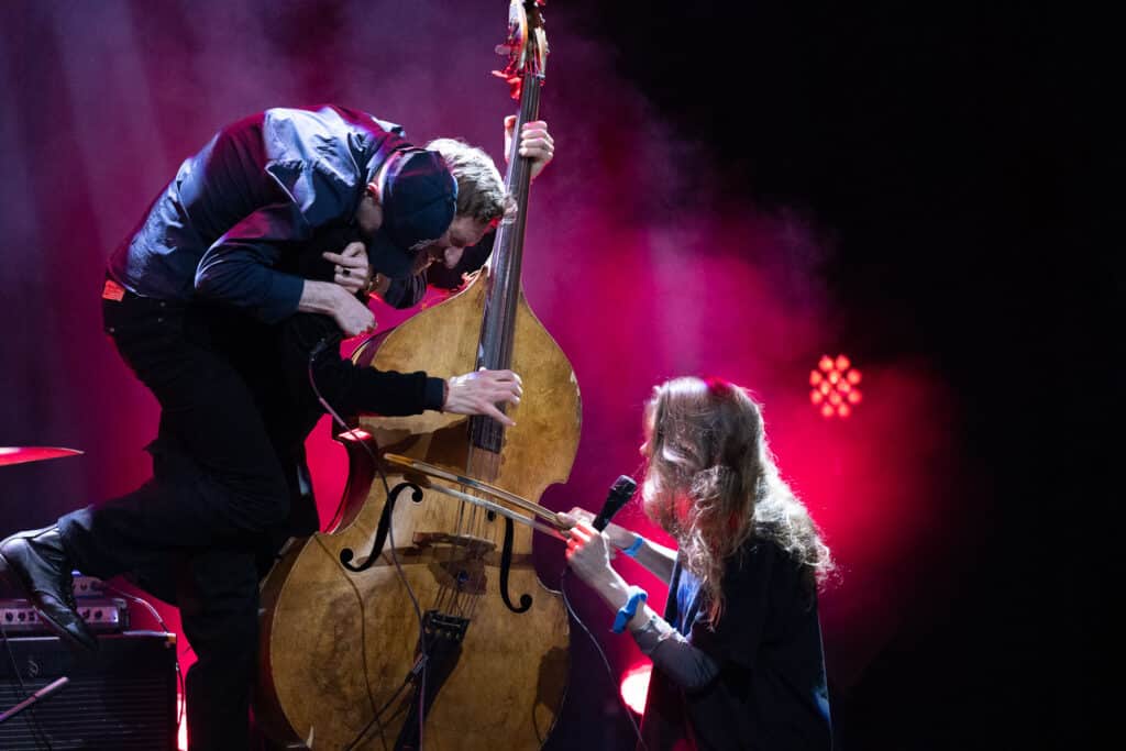VAKA: Daniel Blumberg klatrer på bassist Joel Grip. Foran sitter vokalist Elvin Brandhi. Foto: Christian André Strand