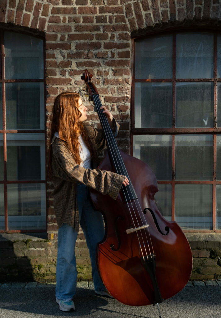 Adriana Døsvik er 21 år og fra Bergen, og studerer jazz-bass på Universitetet i Stavanger. Hun har tidligere vært elev og stipendiat på Musikkfolkehøgskolen Viken. Foto: Silje Askheim Eriksen