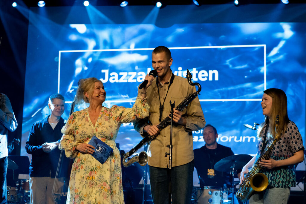 Motvind kulturlag ble tildelt prisen Jazzaktivisten. Fra venstre: programleder Tine Skolmen, Andreas Røysum og Marthe Lea. Foto: Peder Ebbesen