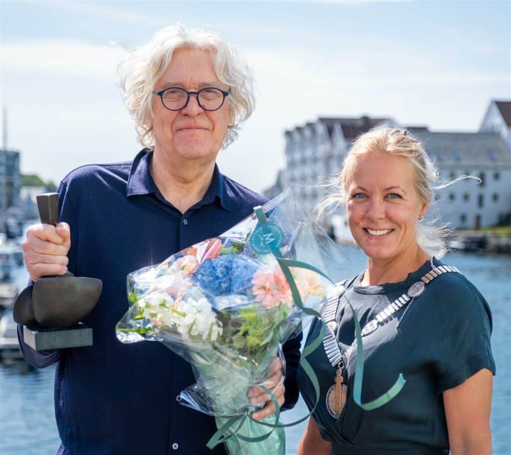 Per Hasse Andersen sammen med fylkesordfører Marianne Chesak. Foto: Øyvind Nesvåg.