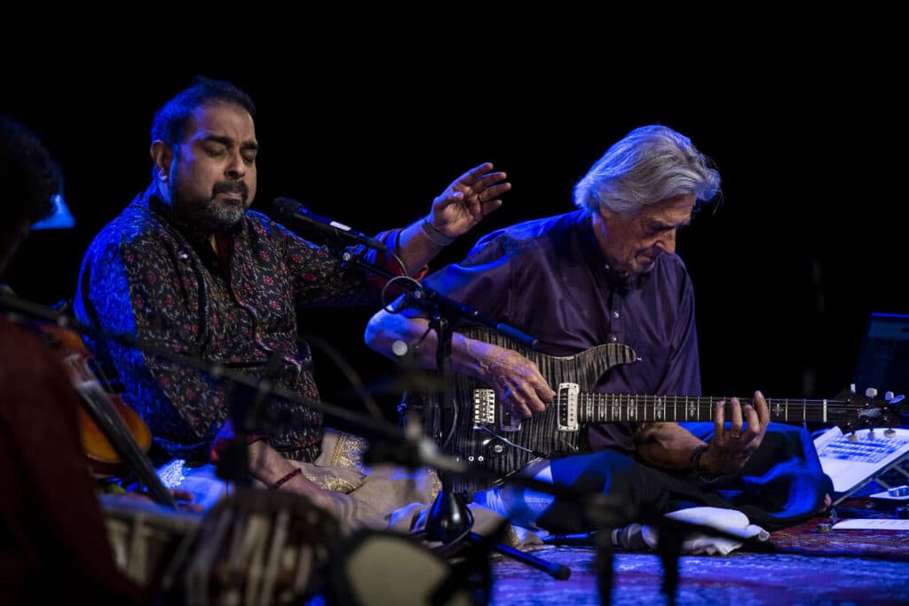 Shaktis vokalist Shankar Mahadevan og John McLaughlin. Foto: Gunnar Brekke/Kongsberg Jazzfestival