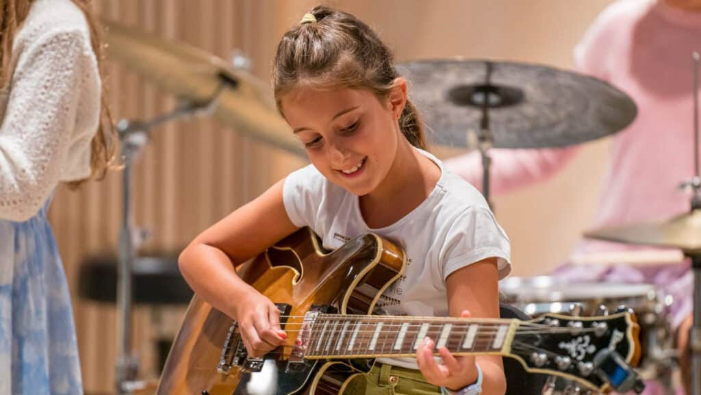 Den 9 år gamle gitaristen Caterina Cocco kommer fra Siena i Italia til Kids in Jazz i Oslo. Foto: Improbasen