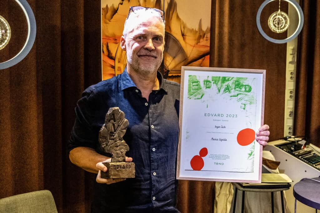 Med prisen følger 50 000 kroner samt et trofe og et diplom utformet av kunstner Magne Furuholmen. Foto: Kristian Dugstad/TONO