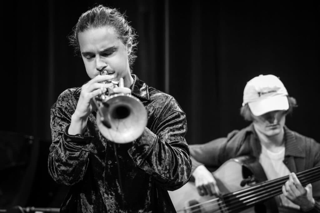 Oscar Andreas Haug spiller trompet i Bliss Quintet, her på Moldejazz. Foto: Ole Bjørn Steinsvik.