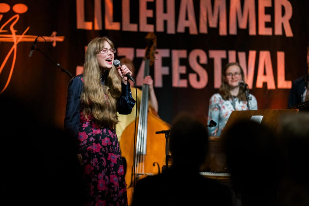 Fjorårets talentprisvinner Siv Aurlund ga tilbake en sterk gospelkonsert med blant andre Oda Steinkopf og Ingvild Aurlund i bandet. Foto: Samuel Andersen/Dølajazz