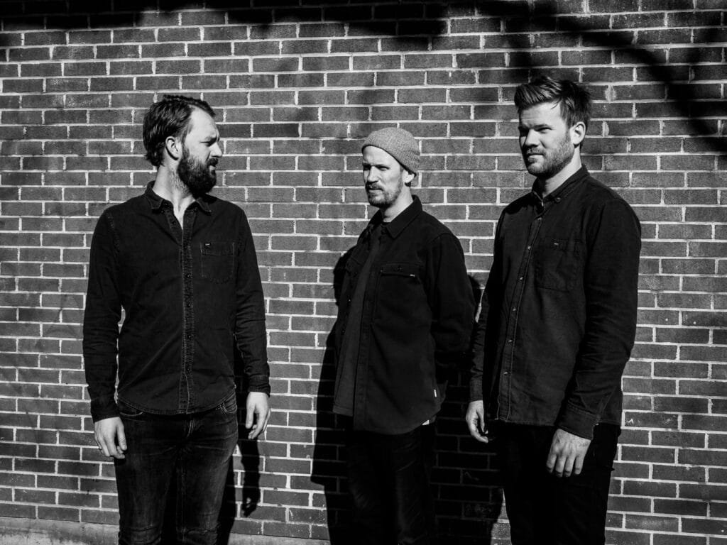 Gard Nilssen (trommer), Petter Eldh (bass) og André Roligheten (saksofoner) utgjør Acoustic Unity. Foto: Peter Gannushkin