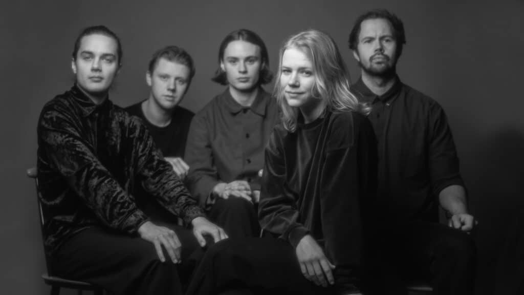 Tuva Halse Quintet, fra venstre: Oscar Andreas Haug (trompet), Benjamín Gísli Einarsson (piano), Gard Kronborg (bass), Tuva Halse (fiolin) og Øyvind Leite (trommer). Foto: Bjørn Ánte