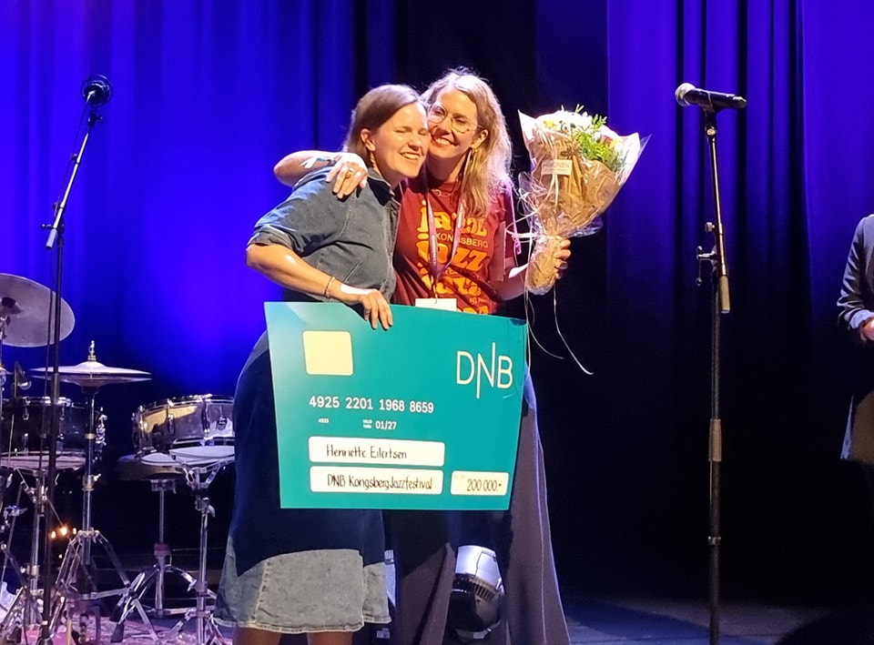 Prisvinner Henriette Eilertsen og festivalsjef Ragnhild Menes. Foto: Camilla Slaattun