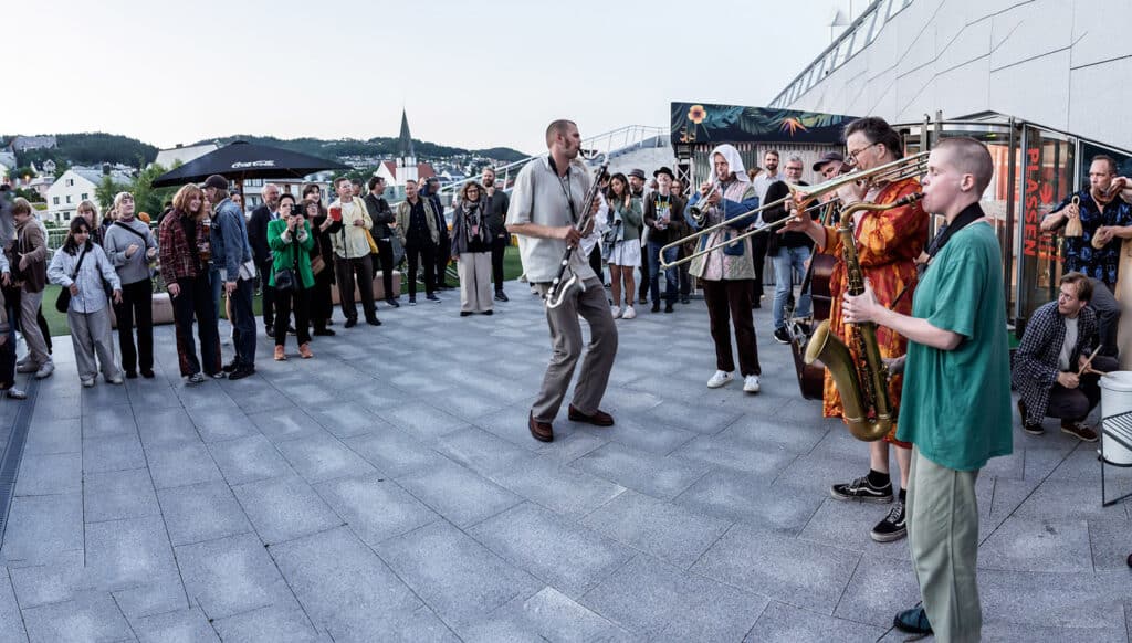 Alvorlig talt, skriver vi om Andreas Røysum Ensemble IGJEN? Joda, men ikke så mye - og når de avslutter torsdagens konsertmaraton ute blant konsertgjengere og folk som bare var hypp på å ta seg en rolig pils (eller Juicy IPA) i solskinnet, er det nesten nødt til å bli sånn. Foto: Thor Egil Leirtrø/Moldejazz