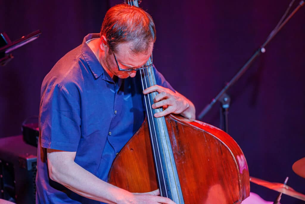 I fjor mottok bassist og komponist Per Zanussi den store musikerprisen, og i år er han tilbake med flere prosjekter, blant annet verket Liminal Beings. Foto: Tommy Johansen/Kongsberg Jazzfestival