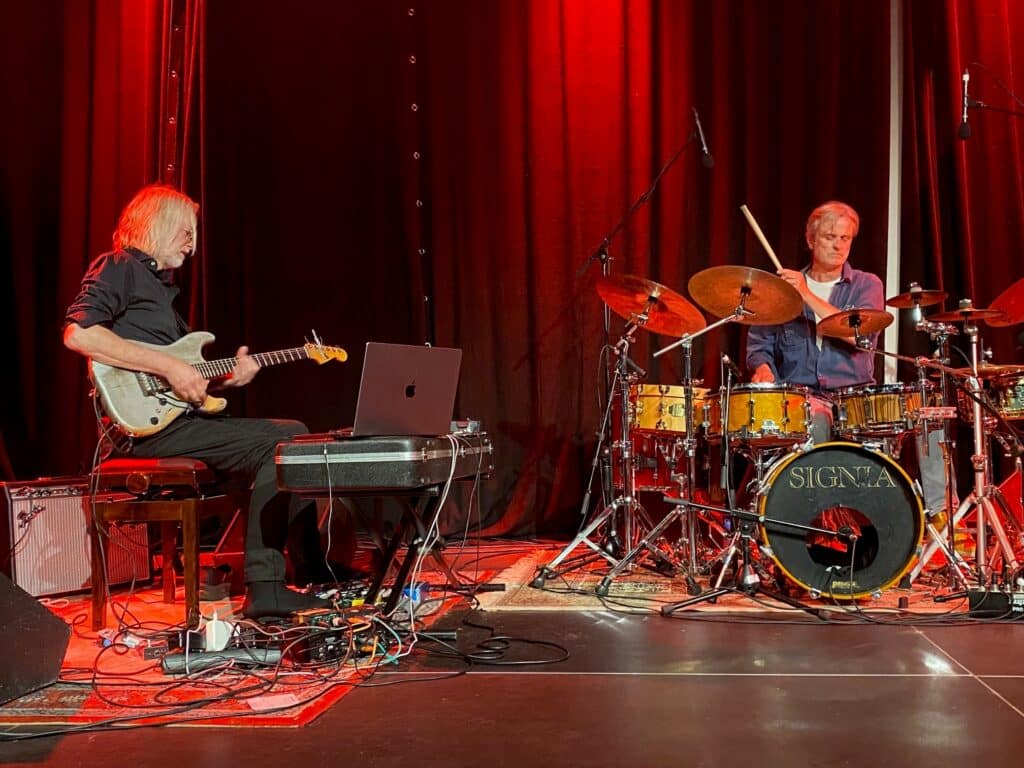 To av de tre mesterne på bedehuset denne kvelden: Eivind Aarset og Audun Kleive. Foto: Tore Stavlund