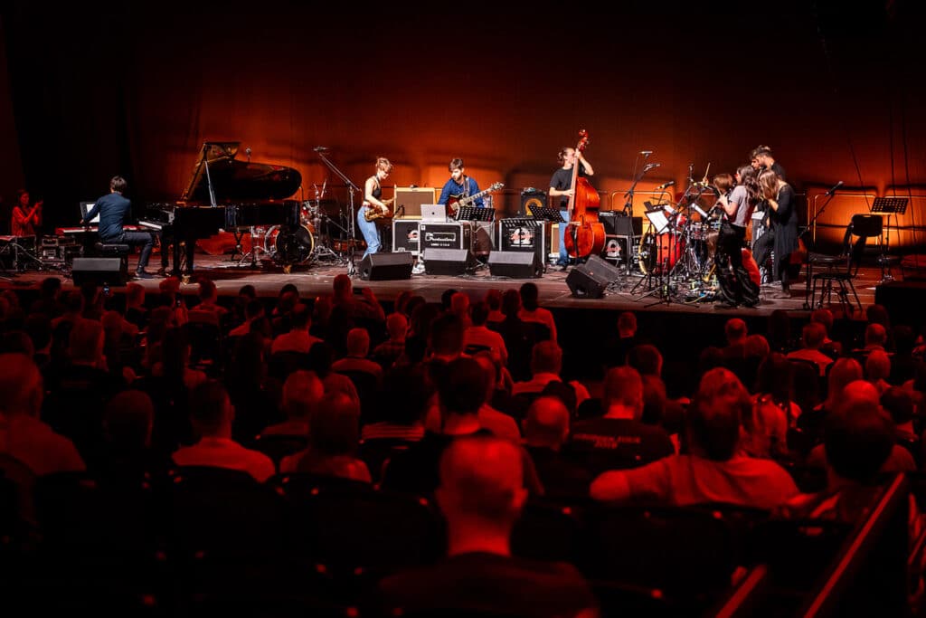 Signe Emmeluth var én av fem musikere som ledet hver sin gruppe med unge muikere under INTL Jazz Platform. Her fra den fullsatte avlsutningskonserten. Foto: Mikołaj Zacharow  